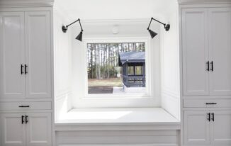 Wąski przedpokój w bloku: przechowywanie na 4 m2 bez remontu