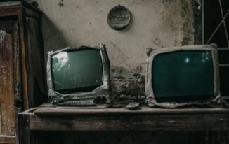 Ściana TV w salonie bez kucia: projekt, okablowanie i zabudowa krok po kroku