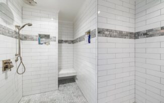 Prysznic bez brodzika w bloku: projekt, spadki i hydroizolacja krok po kroku