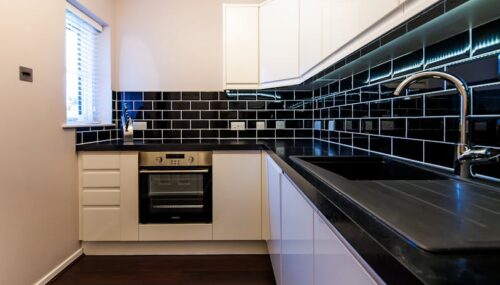 Blat kuchenny w małej kuchni w bloku: wybór materiału, łączenie i montaż krok po kroku