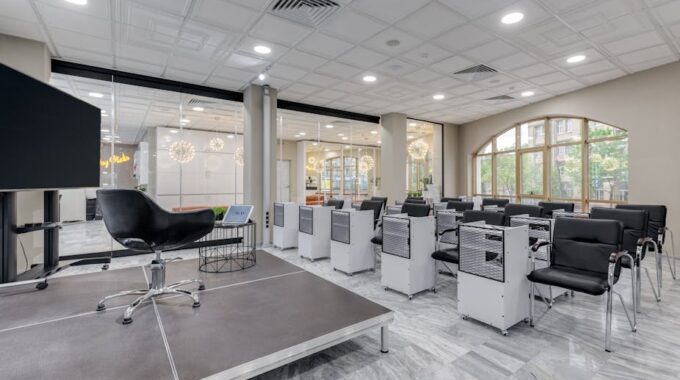 Ścianka loftowa ze szkła i stali w bloku: projekt, wycena i montaż krok po kroku