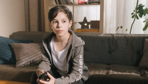 Rolety dzień-noc i plisy w bloku: dobór, pomiar i montaż bez wiercenia