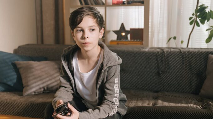 Rolety dzień-noc i plisy w bloku: dobór, pomiar i montaż bez wiercenia