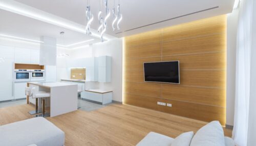 Podwieszany sufit z LED w bloku: projekt, stelaż i montaż krok po kroku