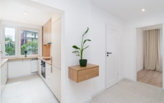 Pawlacz w korytarzu w bloku: projekt, nośność i montaż krok po kroku