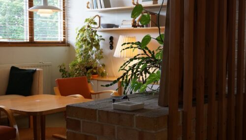 Lamele ścienne w bloku: wybór, akustyka i montaż krok po kroku