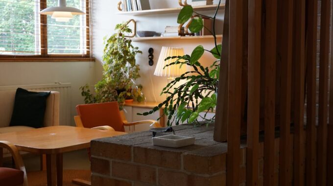 Lamele ścienne w bloku: wybór, akustyka i montaż krok po kroku