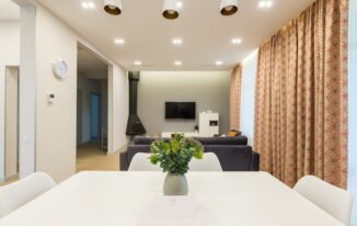 Karnisz sufitowy w bloku: dobór szyny, montaż i zasłony na wymiar krok po kroku