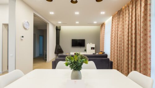 Karnisz sufitowy w bloku: dobór szyny, montaż i zasłony na wymiar krok po kroku