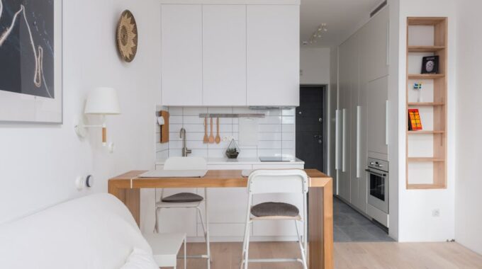 Składany stół ścienny w bloku: projekt, okucia i montaż krok po kroku