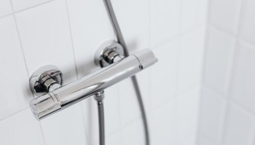 Zabudowa pionów w łazience w bloku: akustyka, rewizje i montaż krok po kroku