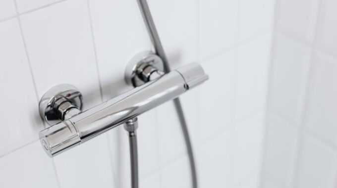 Zabudowa pionów w łazience w bloku: akustyka, rewizje i montaż krok po kroku