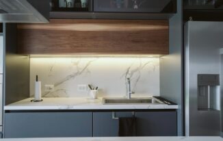 LED pod szafkami w kuchni w bloku: profile, zasilanie i montaż krok po kroku