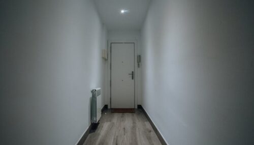 Ościeżnica renowacyjna na stare futryny w bloku: pomiar, dobór i montaż krok po kroku