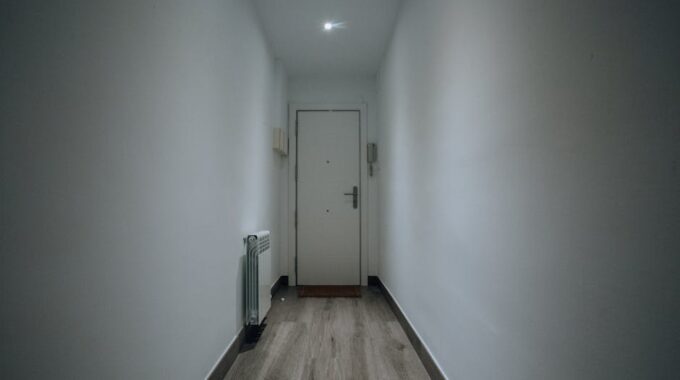 Ościeżnica renowacyjna na stare futryny w bloku: pomiar, dobór i montaż krok po kroku