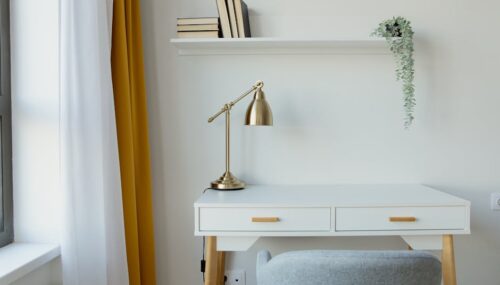 Biurko we wnęce w bloku: projekt, ergonomia i montaż krok po kroku