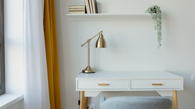 Biurko we wnęce w bloku: projekt, ergonomia i montaż krok po kroku