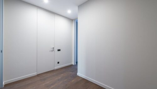 Listwy przypodłogowe w bloku: dobór, ukrycie kabli i montaż krok po kroku