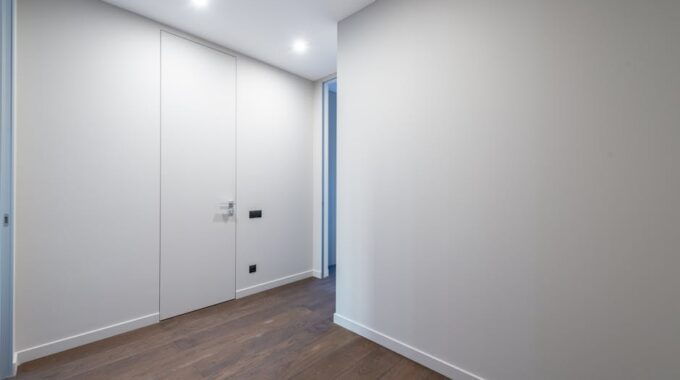 Listwy przypodłogowe w bloku: dobór, ukrycie kabli i montaż krok po kroku