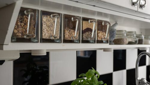 Słupek cargo w kuchni w bloku: wybór systemu, pomiar i montaż krok po kroku