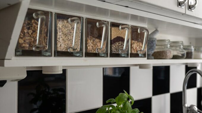 Słupek cargo w kuchni w bloku: wybór systemu, pomiar i montaż krok po kroku